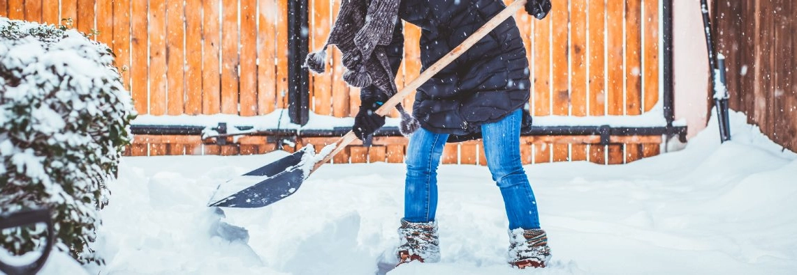 Frau räumt Schnee